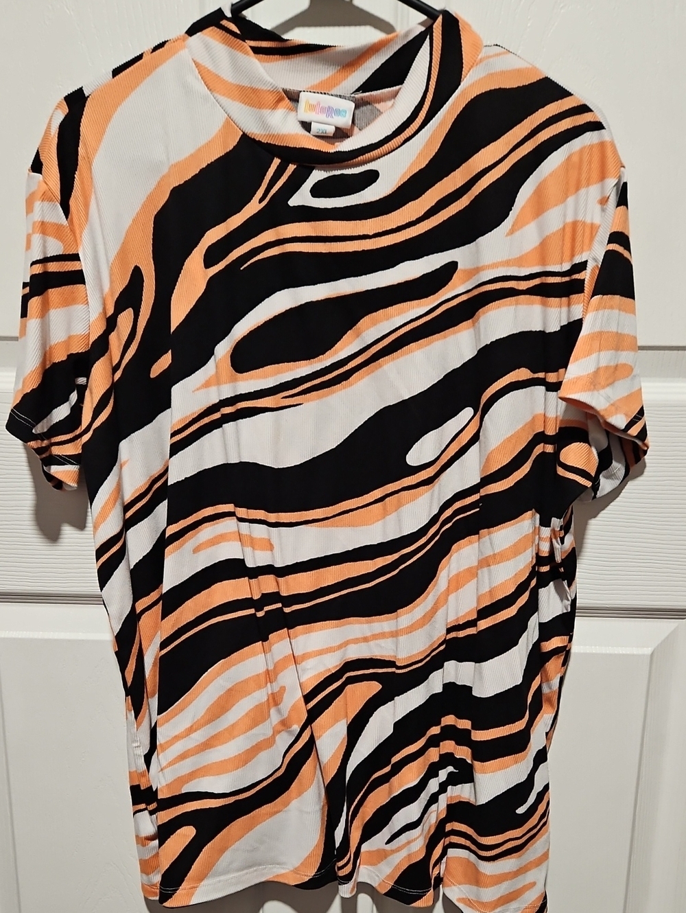 LuLaRoe Short Sleeve Top in Peach, Black & White